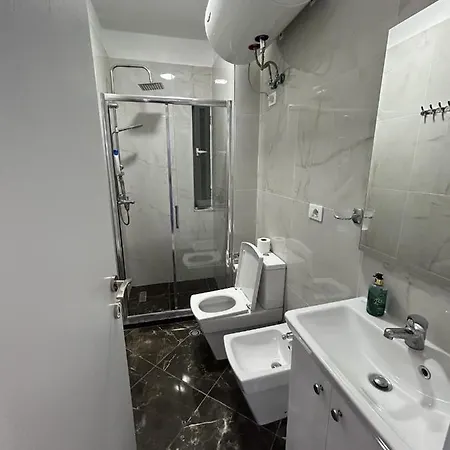 Center, Selvia White Tirana