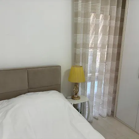 Center, Selvia White Τίρανα