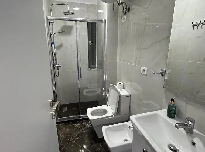 Center, Selvia White Tirana